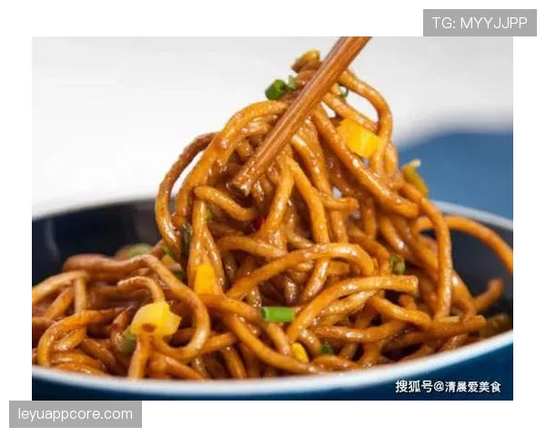 看到娜奥米·大阪拎着夜市泡面,肩头那只天价包比我房租还亮 看到娜奥米·大阪拎着夜市泡面,肩头那只天价包比我房租还亮