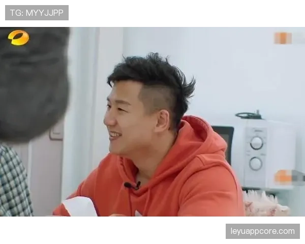 陈一冰结账那刻推着一车红酒和泡面,收银小哥表情堪比热搜 陈一冰结账那刻推着一车红酒和泡面,收银小哥表情堪比热搜